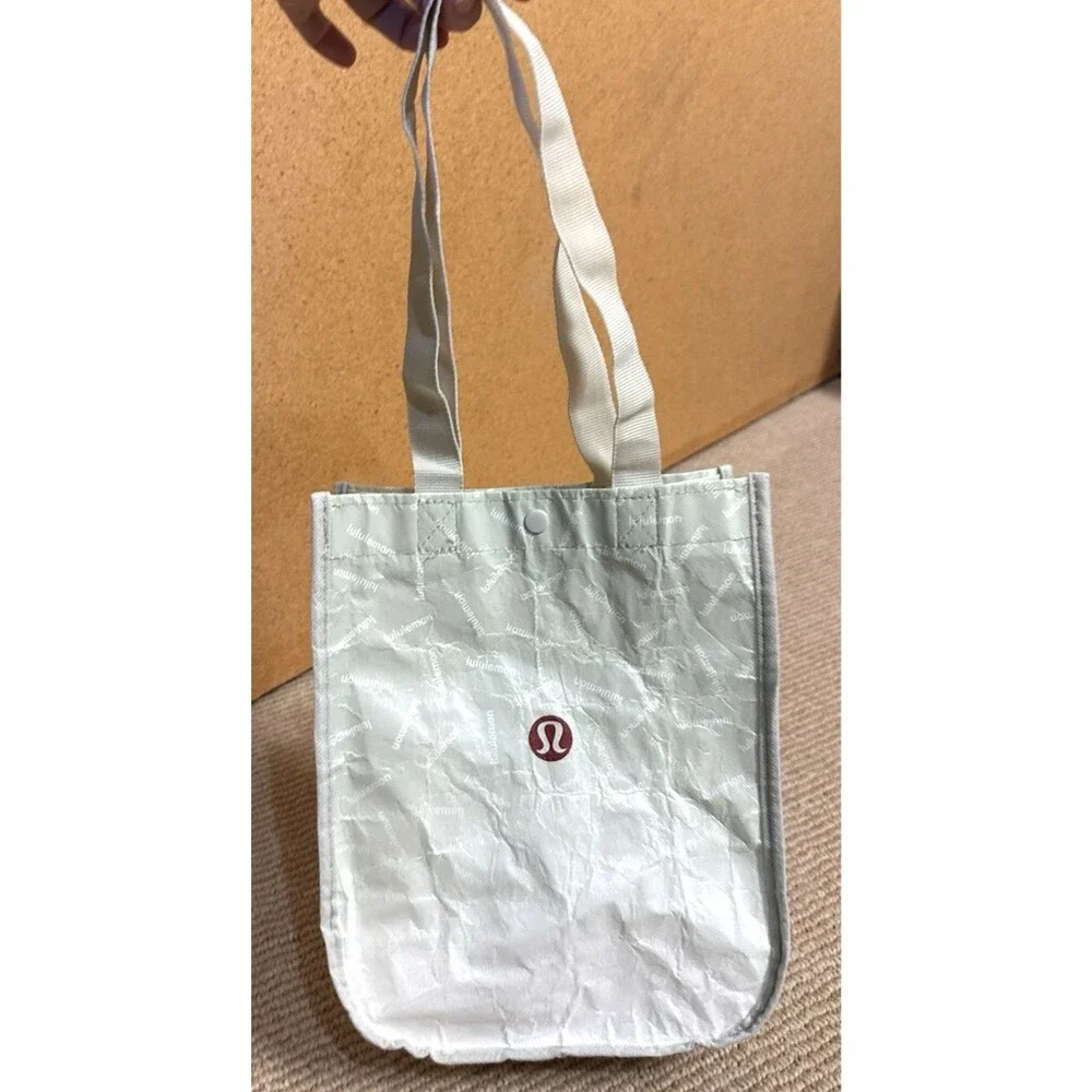 Lululemon small lunch Bag 100% Recycled Polypropylene 9